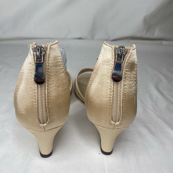 Journee Collection Womens Connor Creme Wedge Sandals 8.5 M - Picture 7 of 9